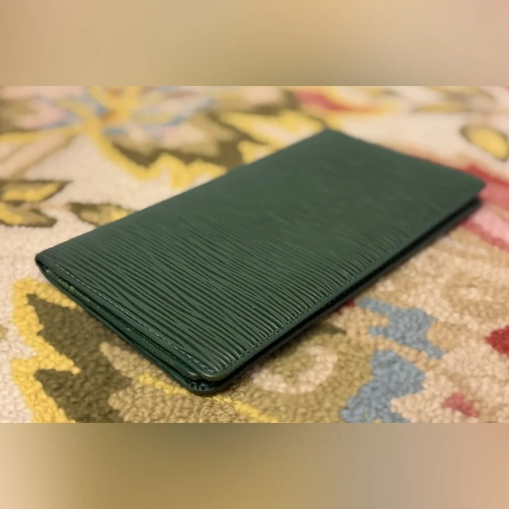 LOUIS VUITTON Vintage Unisex Green Epi Leather Long Bi-Fold Agenda Wallet